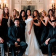 Minha tia pagou mais caro que isso: o vestido de madrinha de casamento escolhido por Demi Lovato para 7 amigas era totalmente preto e custava valor surpreendente