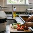 Lixeira na pia é adequado ou não? Veja onde colocar na cozinha