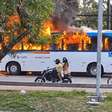 Ônibus pega fogo no Centro do Recife e interdita faixa de importante avenida nesta sexta (11)
