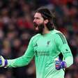 Alisson é multado por danificar equipamento de substituição na Premier League