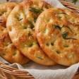 Focaccia italiana dourada e aerada: veja como fazer