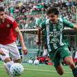 Internacional vence a Chapecoense, mas segue no Z4 do Brasileirão