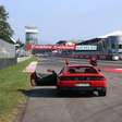 A incrível história da Ferrari que virou carro de serviço nas pistas da Itália