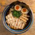Chef do JoJo Ramen ensina como preparar em casa o Shoyu Ramen, sucesso do restaurante