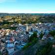 Uma cidade na Espanha está oferecendo moradia por 300 por mês, piscina no meio da floresta e academia para atrair moradores