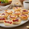 Queijo com goiabada em uma tortinha fácil e sem açúcar perfeita para seu café da tarde