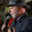 Em comício, Lula canta música romântica de Roberto Carlos, que faz "segredo" sobre o voto