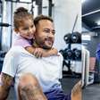 Neymar leva Mavie para acompanhar treino pesado em academia