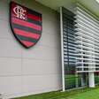 Torcedores homenageiam jogador do Flamengo na porta do CT