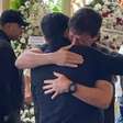 Emocionados, Diniz e Cano se abraçam em velório de Paulo Angioni no Rio