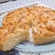 Bolo de coco com farofa crocante é opção fácil e deliciosa para o café da manhã de domingo