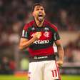 Flamengo vence Corinthians no fim e reassume liderança