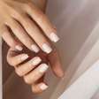 Milk nails: veja como fazer as unhas mais delicadas do momento