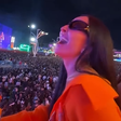 Grávida de seis meses, Sabrina Sato curte show de Demi Lovato
