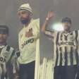 Sob chuva, Neymar e Gabigol cantam com a torcida do Santos