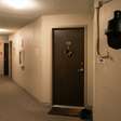 Síndico instala uma câmera para vigiar o corredor, mas posiciona a lente diretamente para a porta de um único apartamento e uma mudança de poucos centímetros no equipamento pode resultar em retirada da câmera e indenização por invasão de privacidade