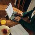 Pearson e AWS: IA reforça valor do ensino superior para 74%