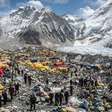 Milhares de pessoas vivem sobre a geleira Khumbu durante a temporada do Everest; estudo calcula que o calor de combustíveis e urina pode derreter cerca de 2.492 toneladas de gelo e neve