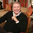 Bob Mackie, estilista conhecido como 'Sultão das Lantejoulas', morre aos 87 anos