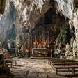 Uma igreja inteira instalada dentro de uma gruta natural de 50 metros: Um santuário com teto de 7 metros e um morro calcário de cerca de 90 metros que abre suas portas na Bahia