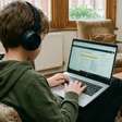 Passa horas com notebook no colo? O caso desse menino pode fazer você repensar o hábito