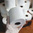 Por que tem gente colocando um rolo de papel higiênico na geladeira? O motivo faz todo sentido
