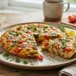 Sem ovo, este omelete fica pronto em 10 minutos com uma mistura simples de farinha de grão-de-bico, farinha de trigo e legumes