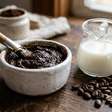 1 colher de leite basta: misture com café e vitamina E e aplique assim para deixar a pele com aparência mais iluminada