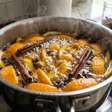Ferva cascas de laranja na água para deixar a cozinha cheirosa por mais tempo: o truque natural que ajuda a suavizar odores de peixe, cebola e fritura
