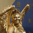 Estrelas desfilam no tapete azul sob sol escaldante antes da cerimônia do Emmy Awards