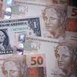 Dólar sobe ante real com influência do exterior e de pesquisas eleitorais