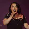 Lola Young é maior que um hit, mas enfrenta missão difícil no Rock in Rio 2026