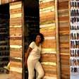 Uma mãe e sua filha recolheram lixo e, com ele, construíram uma casa de sete cômodos e cerca de 8 mil garrafas de vidro