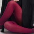 Meia-calça colorida volta à moda: saiba como usar a tendência