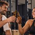Álcool após treino pode afetar recuperação e ganho muscular, aponta estudo