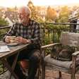 Aos 74 anos e morando sozinho desde que a esposa morreu, aposentado passa a deixar a porta da varanda aberta para a gata que aparecia todas as tardes no antigo horário do café dos dois, até instalar uma segunda cadeira depois que o animal começa a dormir sempre no lugar onde ela se sentava