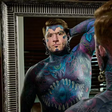 Homem mais tatuado do mundo tem 40 camadas de tinta no corpo, de acordo com o Guiness