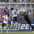 Técnico do Colo-Colo sai em defesa de Vozinha após falha do goleiro