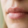 Como deixar os lábios com aparência mais rosada naturalmente: 3 cuidados caseiros com cúrcuma, mel e beterraba que podem substituir o batom na rotina