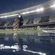 Sob chuva, Botafogo faz treino noturno no Nilton Santos