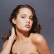 Desde os anos 90, minha tia é sinônimo de elegância pelo perfume luxuoso engarrafado que ela usa até hoje: lançado em 1991, ele mistura melão, camomila e cravo