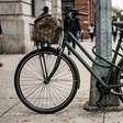 Não prenda a bicicleta apenas pela roda: a polícia da Holanda recomenda usar dois tipos de cadeado, fixar o quadro a um objeto que não possa ser movido e deixar a corrente longe do chão para dificultar o corte