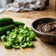 Na Coreia, pimentas verdes com pasta de soja ficam prontas em 3 minutos: o segredo é colocar os temperos na ordem certa para o molho aderir melhor
