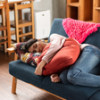 Por que o sofá dá mais sono que a cama? Psicóloga explica