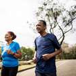 Caminhar é ótimo após os 60 anos, mas esse exercício trabalha o corpo inteiro: ele protege o coração, fortalece músculos, melhora o humor e ainda preserva a função cognitiva