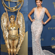 Emmy 2026: Zendaya de cabelo pixie cut e cheia de cristais, Selena Gomez em vestido tomara que caia dourado e Megan Stalter vira a própria estatueta! 26 fotos dos looks