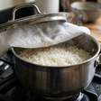 Não sirva o arroz assim que desligar o fogo: na cozinha turca, um pano entre a panela e a tampa ajuda a retirar o excesso de umidade e deixa os grãos mais soltinhos depois de alguns minutos