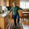 Exercícios em casa: Harvard Health indica movimentos simples para melhorar o equilíbrio