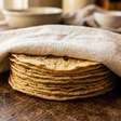 A maneira mexicana de manter tortillas macias não exige forno nem micro-ondas: depois de aquecidas, elas são empilhadas e embrulhadas em um pano para conservar calor e umidade até a hora de montar os tacos