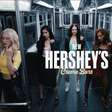As KATSEYE levantam os dedinhos para a Hershey's
